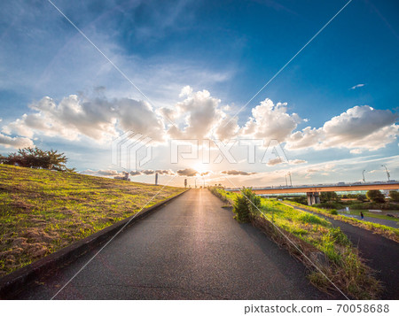 夏日的天空在黃昏和上坡 夏日的天空在黃昏和上坡 70058688