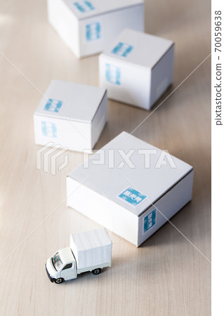 White cardboard and delivery vehicle 70059638