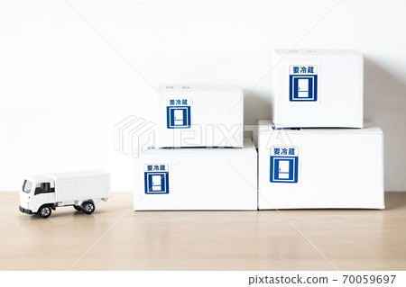 White cardboard and delivery vehicle 70059697