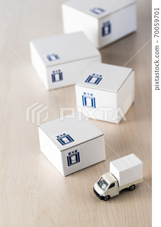 白卡紙和送貨車 70059701