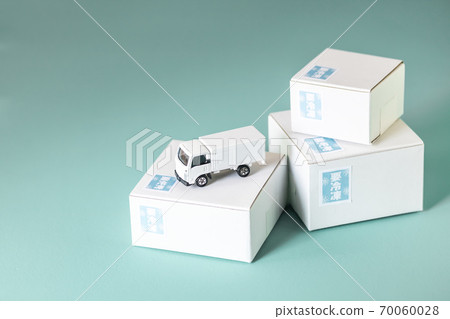 White cardboard and delivery vehicle 70060028