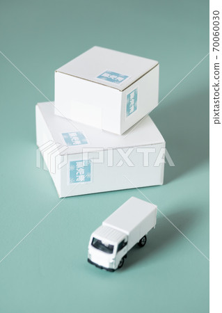 White cardboard and delivery vehicle 70060030