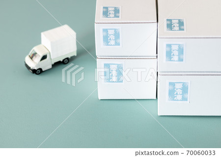 White cardboard and delivery vehicle 70060033