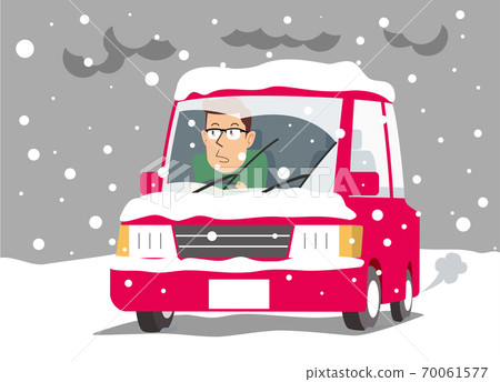 一個人在積雪的路上急切地開車 70061577