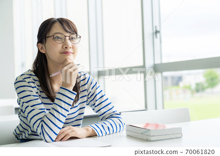 Girls studying to study 70061820