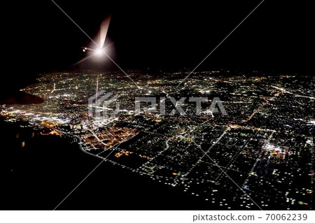 從飛機上看城市的夜景 70062239