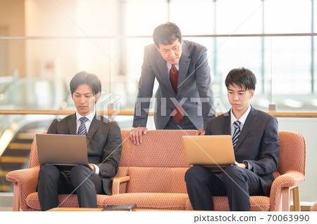 Young businessmen and senior businessmen watching over their jobs Young businessmen and senior businessmen watching over their jobs 70063990