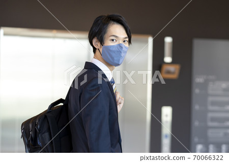 Young businessman wearing a mask 70066322