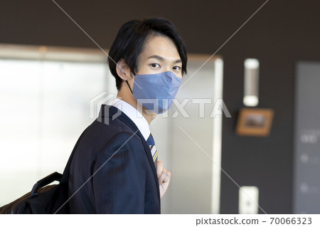 Young businessman wearing a mask 70066323