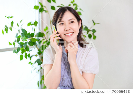 Woman talking on smartphone photo material Woman talking on smartphone photo material 70066458