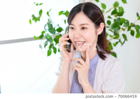 Woman talking on smartphone photo material Woman talking on smartphone photo material 70066459