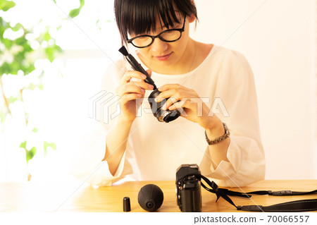 Female camera maintenance cleaning Female camera maintenance cleaning 70066557