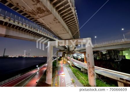 葛西交匯處首都萬安線荒川川口大橋夜景 葛西交匯處首都萬安線荒川川口大橋夜景 70066609