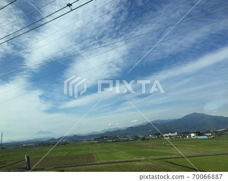 東海道新幹線列車窗外的田園風光照片素材 70066887