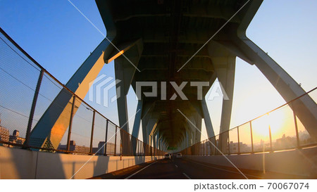 在陽光明媚的高速公路上行駛的汽車駕駛員座位上的風景 在陽光明媚的高速公路上行駛的汽車駕駛員座位上的風景 70067074