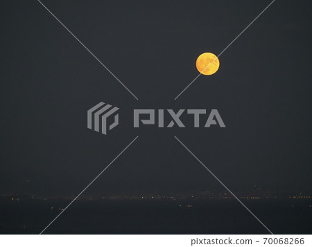 The harvest moon of Harima Nada in 2020 as seen from Manyo Cape The harvest moon of Harima Nada in 2020 as seen from Manyo Cape 70068266