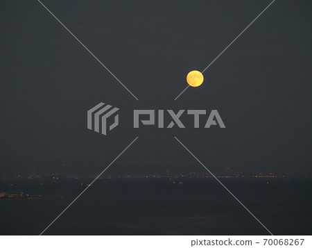 The harvest moon of Harima Nada in 2020 as seen from Manyo Cape The harvest moon of Harima Nada in 2020 as seen from Manyo Cape 70068267