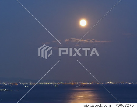 The harvest moon of Harima Nada in 2020 as seen from Manyo Cape 70068270