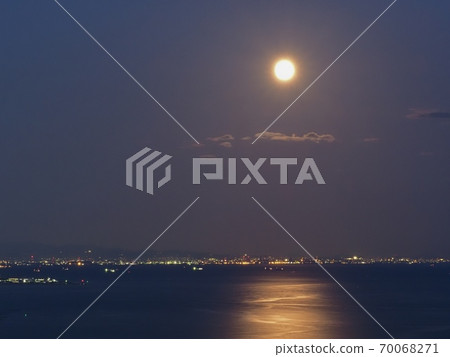 The harvest moon of Harima Nada in 2020 as seen from Manyo Cape The harvest moon of Harima Nada in 2020 as seen from Manyo Cape 70068271