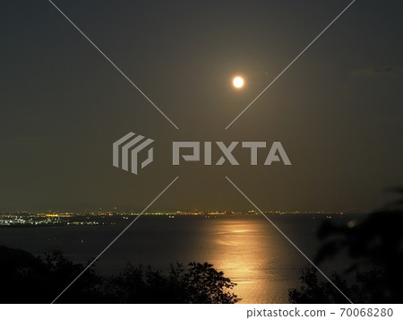 The harvest moon of Harima Nada in 2020 as seen from Manyo Cape The harvest moon of Harima Nada in 2020 as seen from Manyo Cape 70068280
