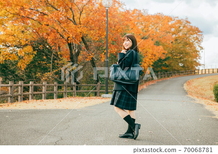 高中女生走在秋天的城市 70068781