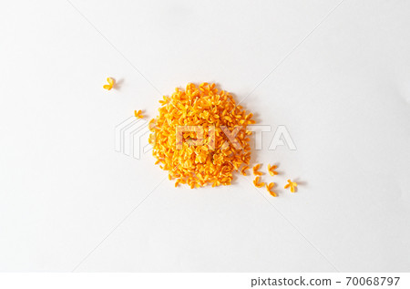 Collect a lot of Kinmokusei flowers 70068797