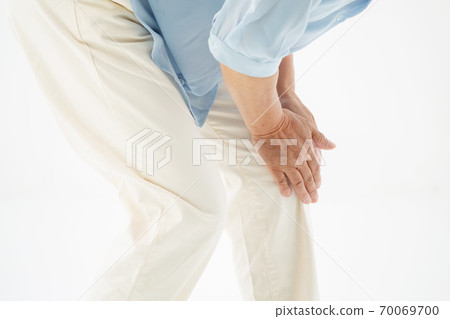 Senior woman with knee aches 70069700