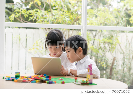 Siblings to find out how to make blocks on a tablet 70071062