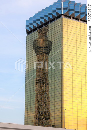 Skyscraper reflecting the Tokyo Sky Tree 70071447