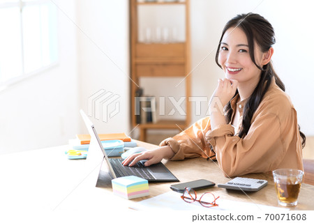 Business woman teleworking at home 70071608