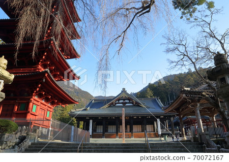 Precincts where weeping cherry blossoms are colored (main hall, five-storied pagoda, large bell, Minobuyama Kuonji, Yamanashi Prefecture) Precincts where weeping cherry blossoms are colored (main hall, five-storied pagoda, large bell, Minobuyama Kuonji, Yamanashi Prefecture) 70072167