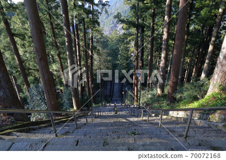 從樓梯頂往下看（山梨縣，米部山郡，日蓮宗本部，大台台） 70072168