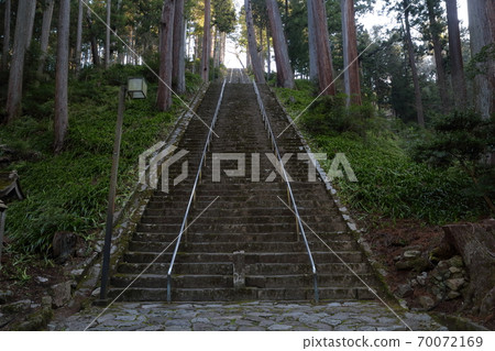 Stone steps leading to the main hall (Bodaitei, Kuonji, Minobu, Yamanashi Prefecture) Stone steps leading to the main hall (Bodaitei, Kuonji, Minobu, Yamanashi Prefecture) 70072169