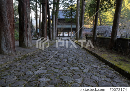 從石質路面上看到的三門後視圖(山梨縣美山山國治市日蓮宗本部) 從石質路面上看到的三門後視圖(山梨縣美山山國治市日蓮宗本部) 70072174