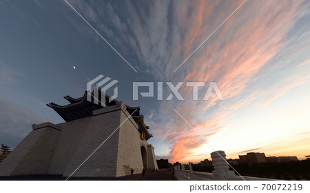 Sunset view of the National Chiang Kai-shek Memorial Hall 70072219