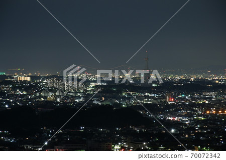 Night view seen from Mochio Observatory (Minamikawachi Green Road Observatory) in Kanan Town, Osaka Prefecture, commonly known as "PL Tower" in the center 70072342