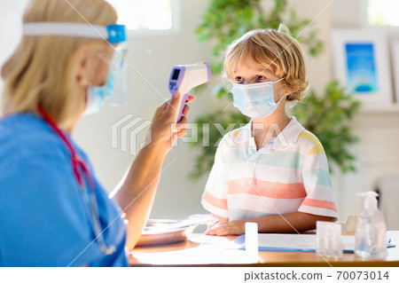 Coronavirus vaccination. Covid-19 vaccine. 70073014