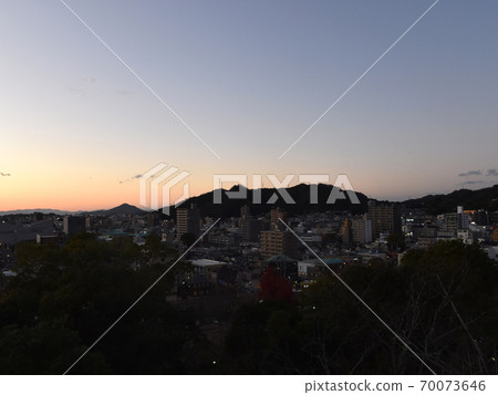 從道後公園看到的道後溫泉周圍的道後溫泉城市景觀 70073646