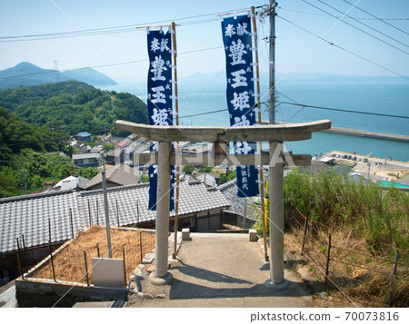 香川縣高松市音島市豐彥姬神社鳥居和村莊 70073816