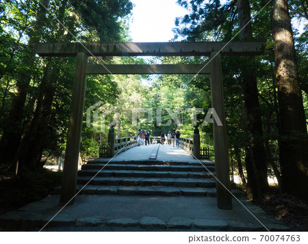 三重縣伊勢神宮奈庫橋通往Kazehi祈禱宮 70074763
