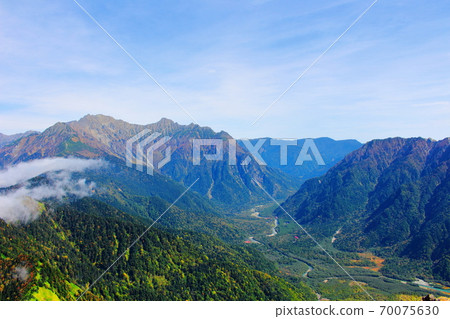 美麗的北阿爾卑斯山2010年部分：秋葉Yakidake 2010年部分：秋天的落葉和2010年北阿爾卑斯山 70075630