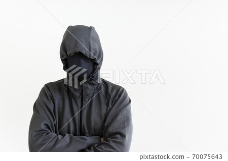 可疑的人戴著頭巾和口罩 可疑的人戴著頭巾和口罩 70075643