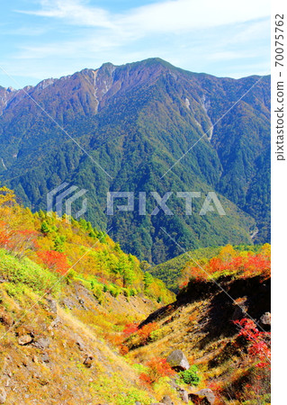 美麗的北阿爾卑斯山2010年部分：秋葉Yakidake 2010年部分：秋天的落葉和2010年北阿爾卑斯山 70075762
