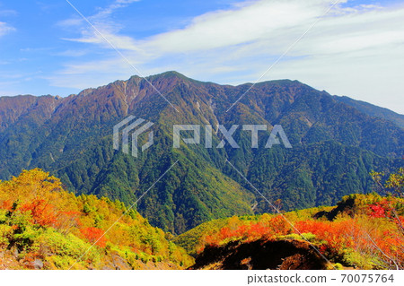 美麗的北阿爾卑斯山2010年部分:秋葉Yakidake 2010年部分:秋天的落葉和2010年北阿爾卑斯山 美麗的北阿爾卑斯山2010年部分:秋葉Yakidake 2010年部分:秋天的落葉和2010年北阿爾卑斯山 70075764