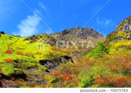 美麗的北阿爾卑斯山2010年部分：秋葉Yakidake 2010年部分：秋天的落葉和2010年北阿爾卑斯山 70075769