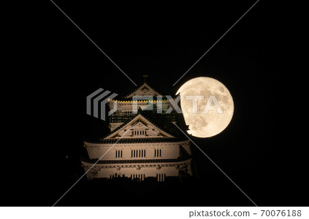 Gifu Castle and the Moon 70076188