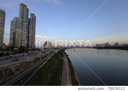 樂天世界塔的漢江日落黃昏景色 70076323