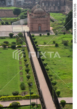 孟加拉國達卡未完成的城堡廢墟拉爾伯格堡歷史悠久的老清真寺和美麗的花園 孟加拉國達卡未完成的城堡廢墟拉爾伯格堡歷史悠久的老清真寺和美麗的花園 70076696