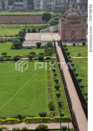 孟加拉國達卡未完成的城堡廢墟拉爾伯格堡歷史悠久的老清真寺和美麗的花園 70076698