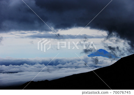 View of Mt. Fuji from the summit of "Nyu" in northern Yatsugatake in early autumn 70076745